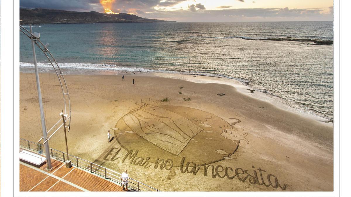 Postal de mascarilla en la arena de Las Canteras