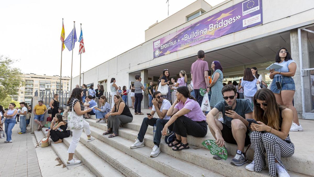 Aspirantes a una plaza de maestro durante las oposiciones de este verano en Alicante