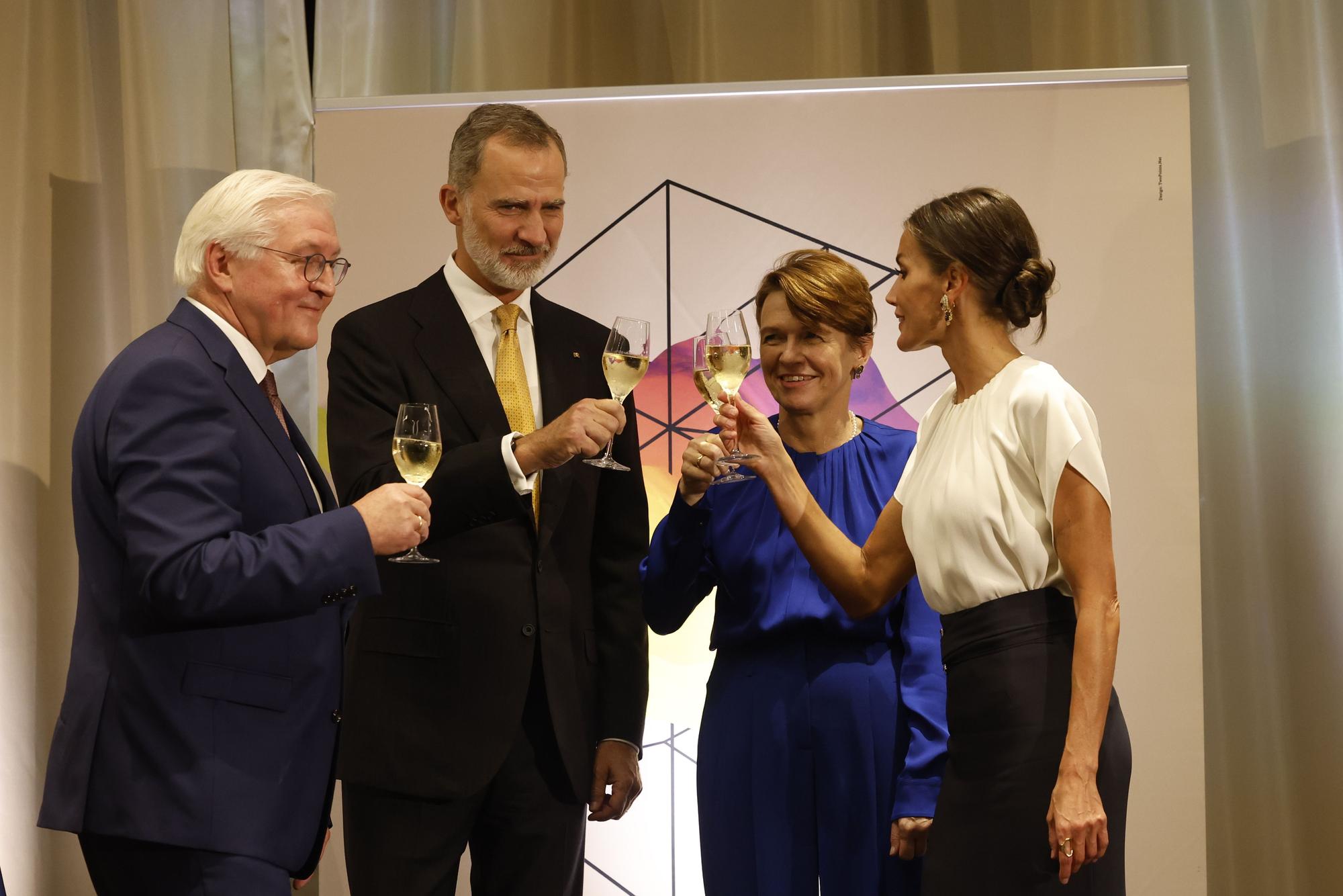 Los reyes Felipe VI (2i) y Letizia (d), acompañados por el presidente de la República Alemana, Frank-Walter Steinmeier (i), y su mujer, Elke Büdenbender (2d), brindan durante la inauguración de la Feria de Libro de Fráncfort, Alemania.