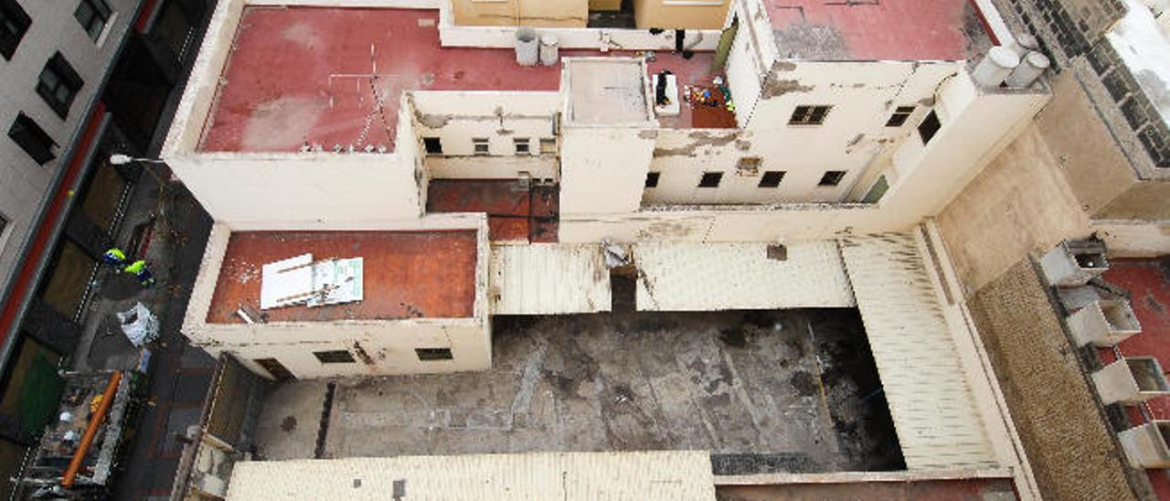 Imagen del edificio de la vieja comisaría y el solar de al lado, que comercializa la Sareb.