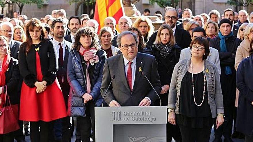 Torra, amb representants del Govern i familiars dels presos al Pati dels Tarongers de la Generalitat.
