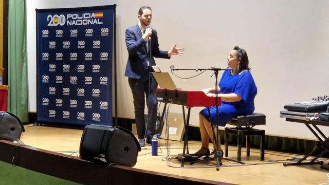 Antonio Barros canta acompañado al piano por Beatriz Gómez.