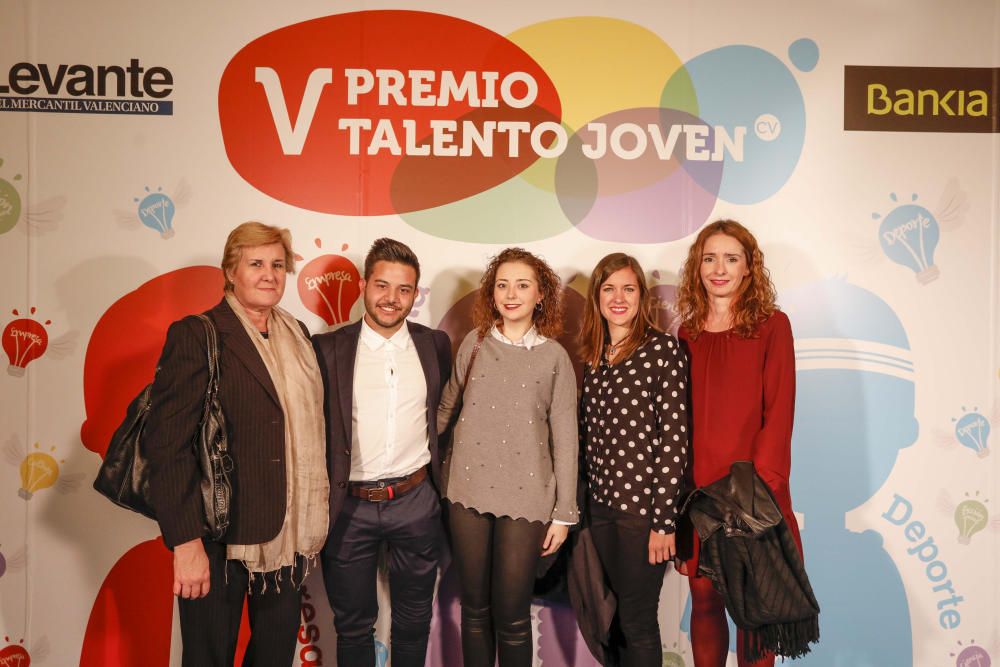 Los invitados posan en el photocall de los premios Talento Joven CV.