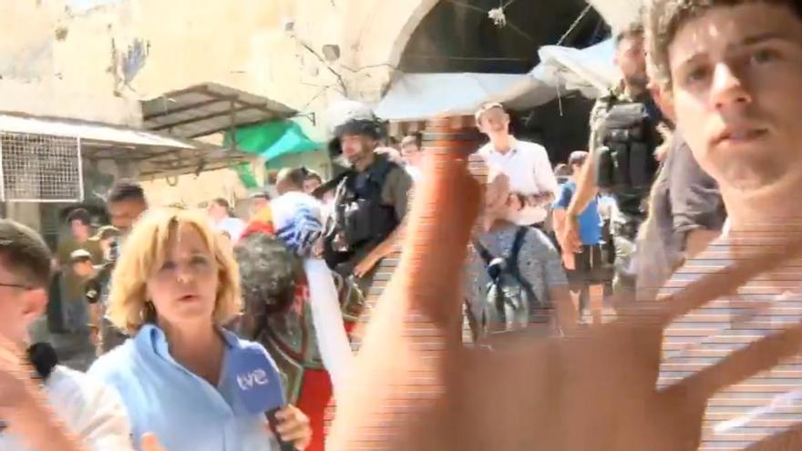 Almudena Ariza, increpada por &quot;extremistas judíos&quot; mientras grababa un reportaje en Jerusalén para TVE