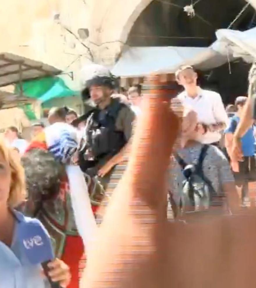 Almudena Ariza, increpada por &quot;extremistas judíos&quot; mientras grababa un reportaje en Jerusalén para TVE