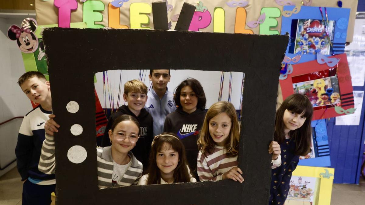 Pela izquierda, Mario Sánchez, Iris Morán, Adrián Canal, Izan Miranda, Sara Álvarez, Mario Coto, Claudia Pérez y Vera Roza, nel «photocall». | MARCOS LEÓN 