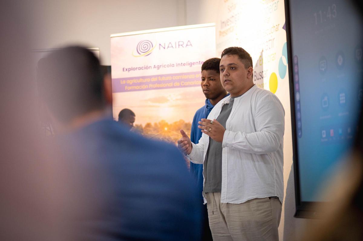 Los alumnos Mamadou Diame (izquierda) y Ancor González durante la presentación del proyecto Naira.