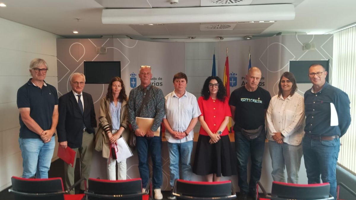 Por la izquierda, Marcos Niño, Sabino López, Montserrat Gamonal, Óscar Fernández, Juan Pablo Álvarez, Vanesa Gutiérrez, José Manuel Lebredo, Manuela Fernández y José Manuel Castro.