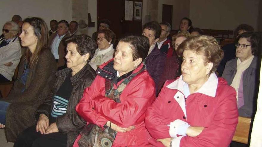 Asistentes a la ponencia sobre el rey Fernando III pronunciada por Pablo Pascual Viloria, en extremo derecho.