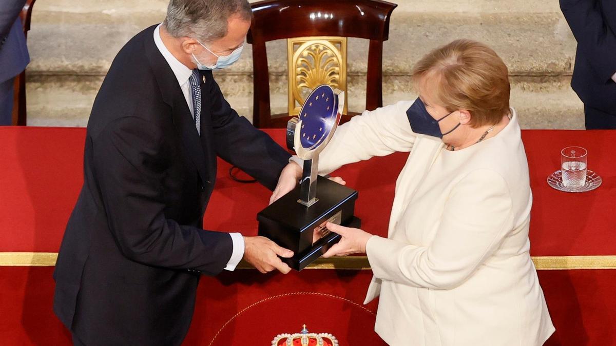 El rey Felipe entrega a la canciller alemana, Angela Merkel, la XIV edición del Premio Europeo Carlos V, este jueves en el Monasterio de Yuste.