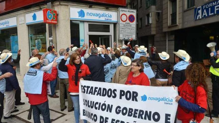 Afectados por las preferentes se concentran frente a la sucursal de NCG de la calle Herreros. // G. Santos