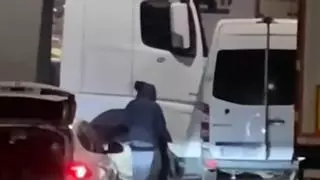 Un camionero frustra un robo embistiendo la furgoneta de los ladrones en Maçanet