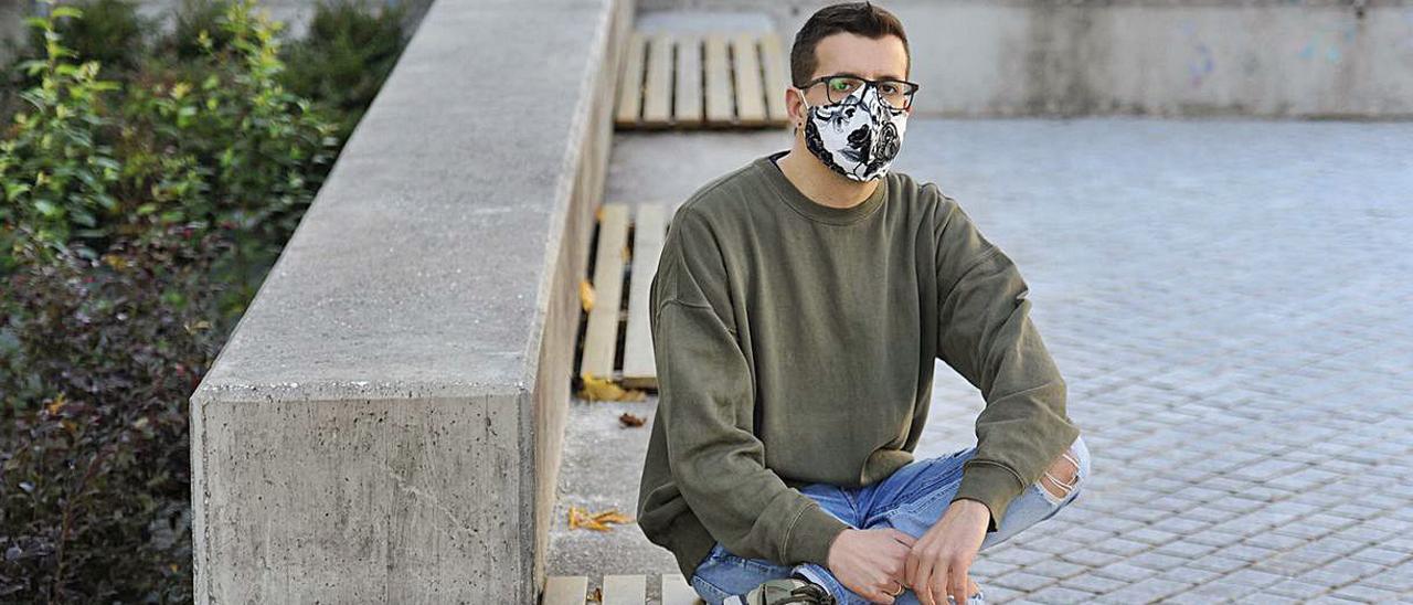 Javier Otero, ayer, en la plaza de la música de A Estrada.  | // BERNABÉ/JAVIER LALÍN