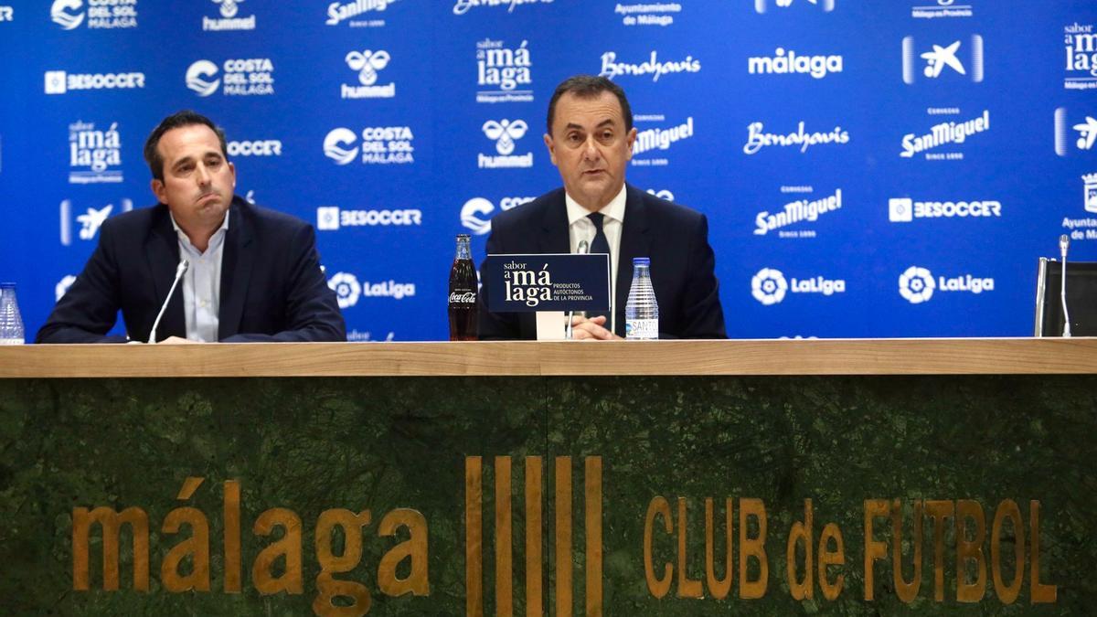 José María Muñoz y Kike Pérez, en la sala de prensa de La Rosaleda.