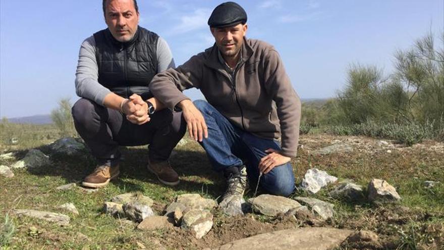 Hallan una estela funeraria de la Edad de Bronce en Cáceres