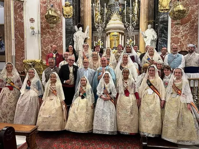 Visita de las Fallas de Especial a la Virgen
