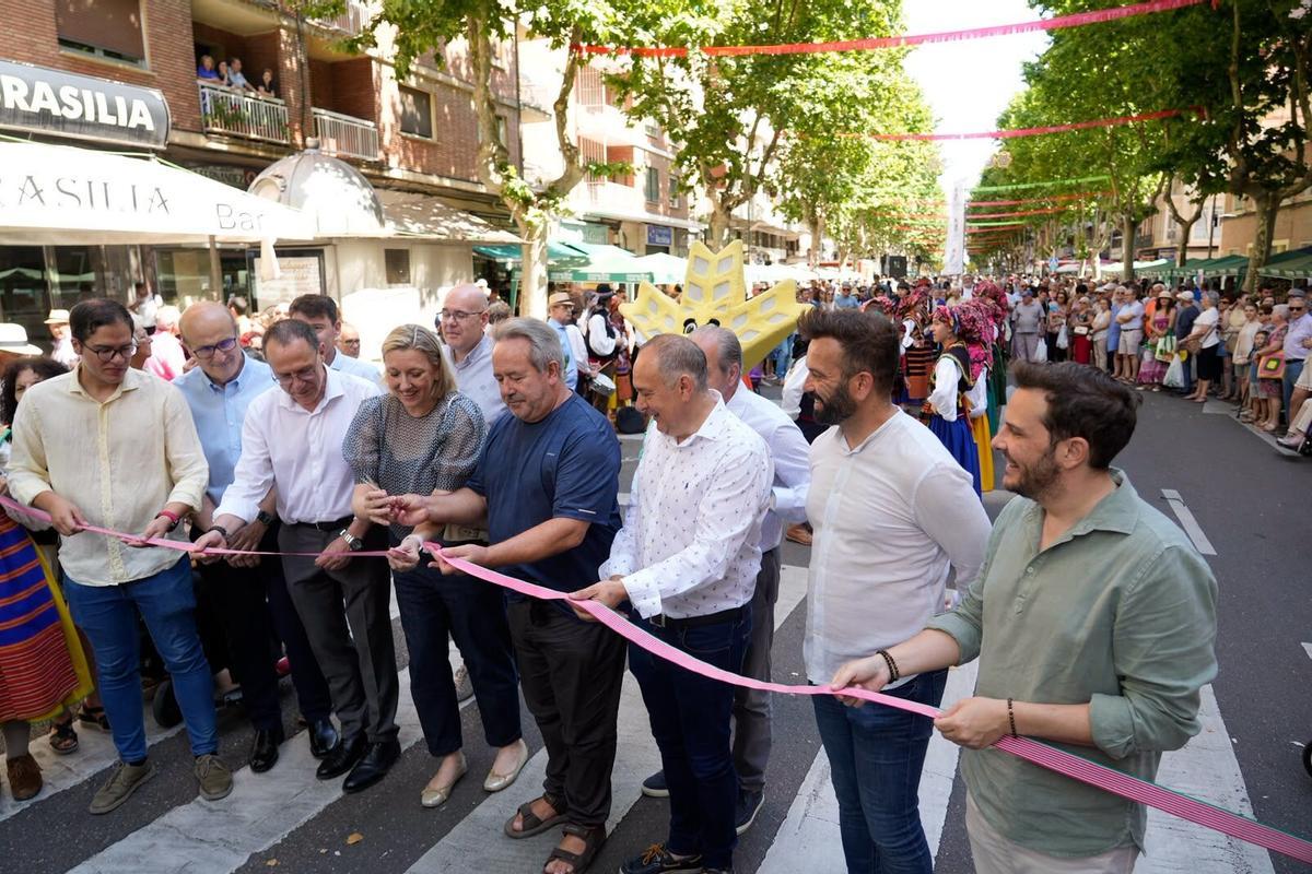 Pablo Novo, Fernando Prada, Ángel Blanco, Isabel Blanco, Francisco Guarido, Nicanor Santos, David Gago y Víctor López de la Parte cortan la cinta inaugural de la Feria del Ajo de Zamora