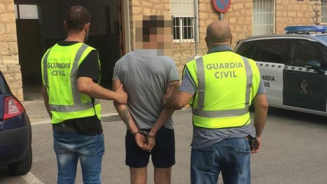 El detenido en el cuartel de la Guardia Civil de Novelda
