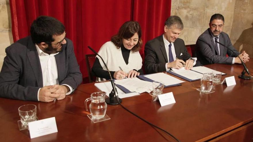 Un momento de la firma del convenio con la Fundació La Caixa.