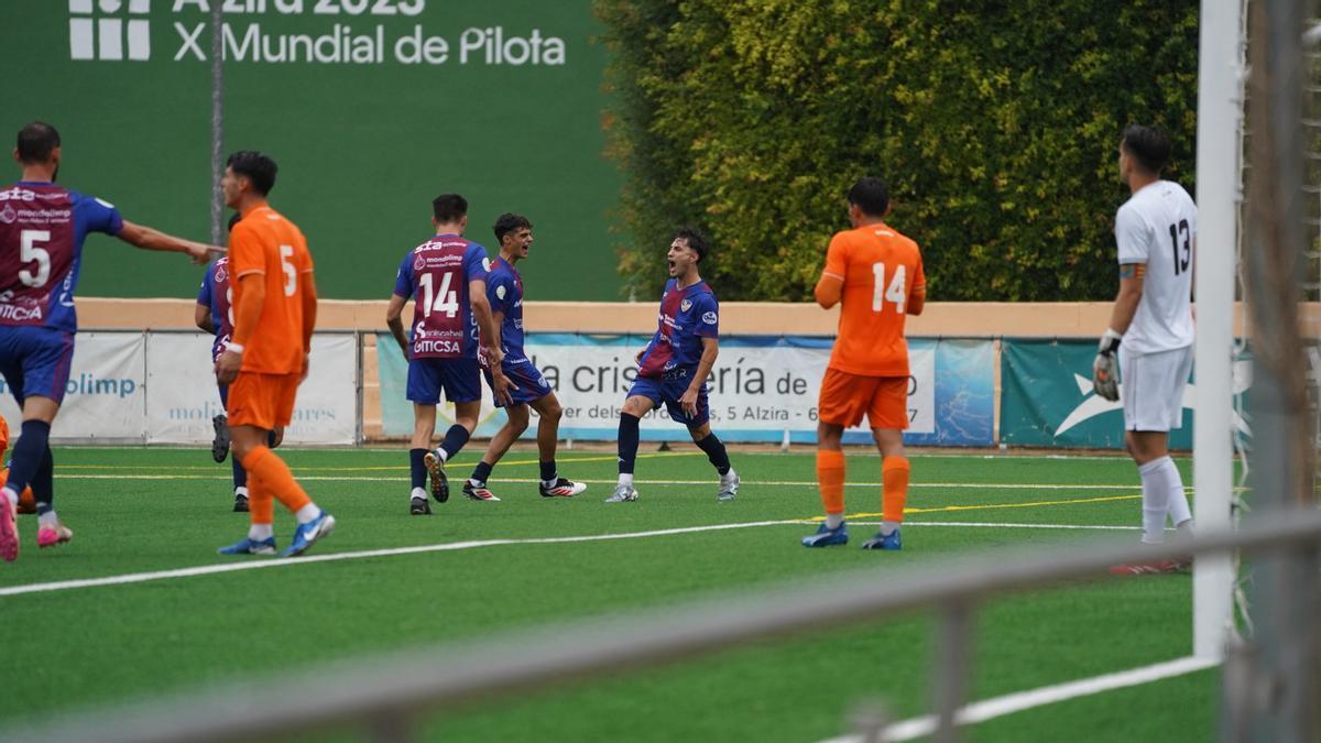 Jugadores del Alzira celebran uno de los goles de la victoria ante el Atzeneta.
