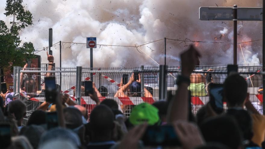 Así ha sido la primera mascletá a concurso de Pirotecnia Ferrández para las fiestas de Elche