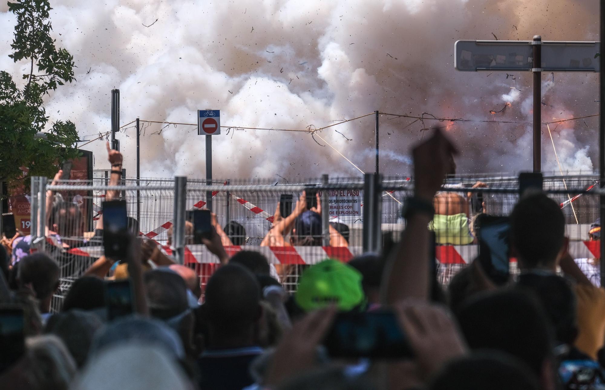 Así ha sido la primera mascletá a concurso de Pirotecnia Ferrández para las fiestas de Elche