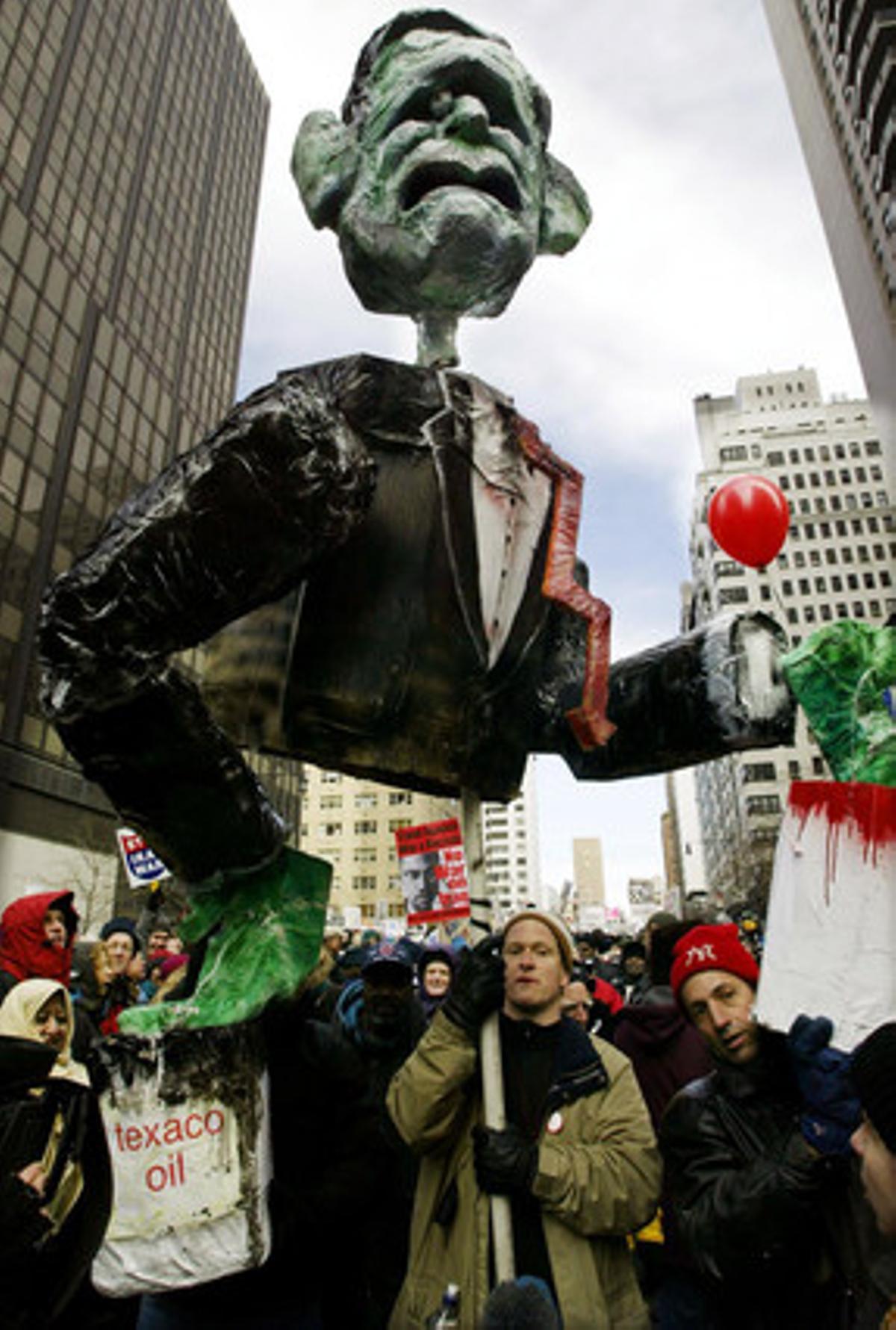150.000 personas desafiaron a Bush en Nueva York y expresaron su rotunda oposición a que Estados Unidos atacara Irak. En la foto, un manifestante con un muñeco del entonces presidente estadounidense.