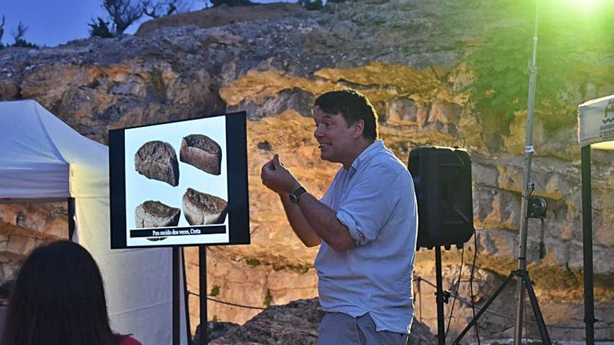  Ibán Yarza, casi al final de la charla, hablando de las similitudes entre Eivissa y Creta.