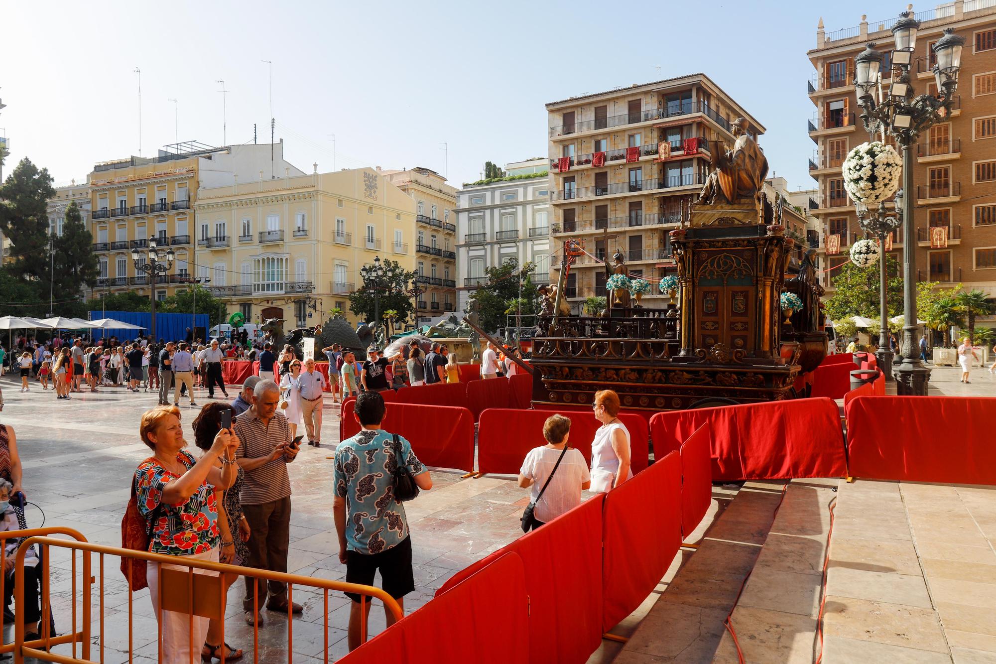 Sábado de Corpus: ambiente en la plaza, balcones y adornos florales