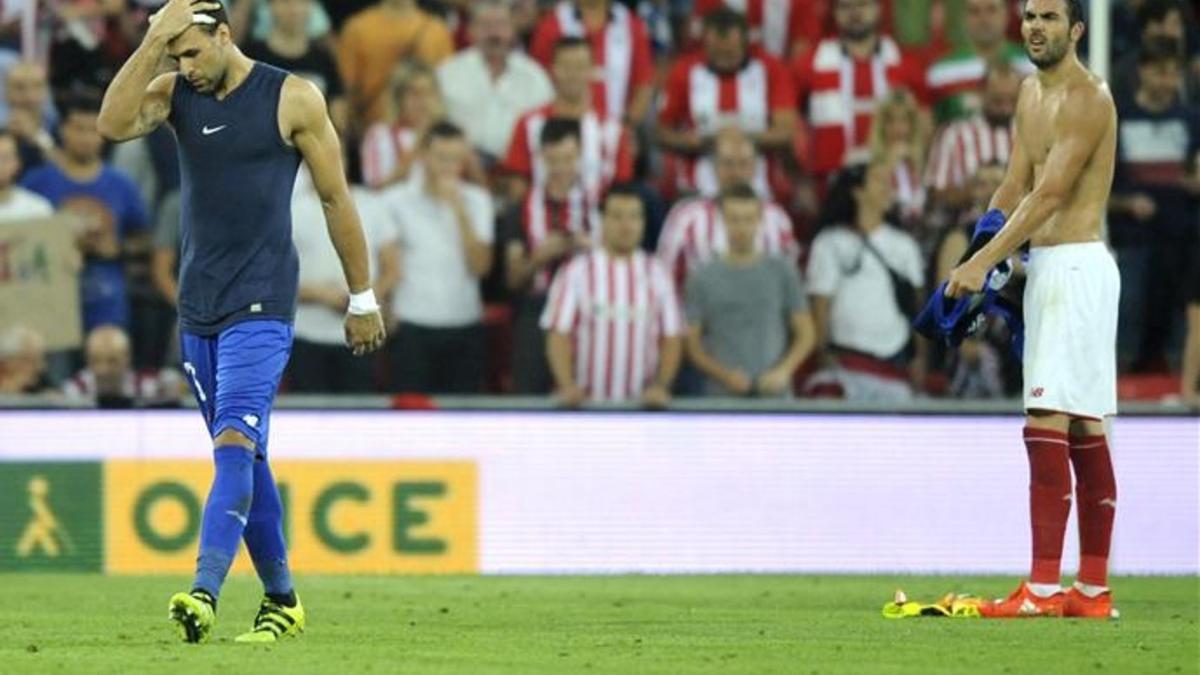 El meta del Sevilla Sirigu, sancionado con dos partidos por su expulsión ante el Athletic