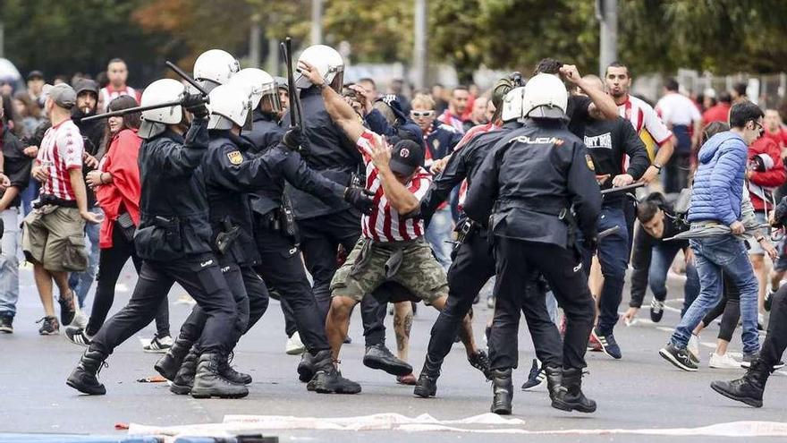 Disturbios entre radicales y Policía Nacional.
