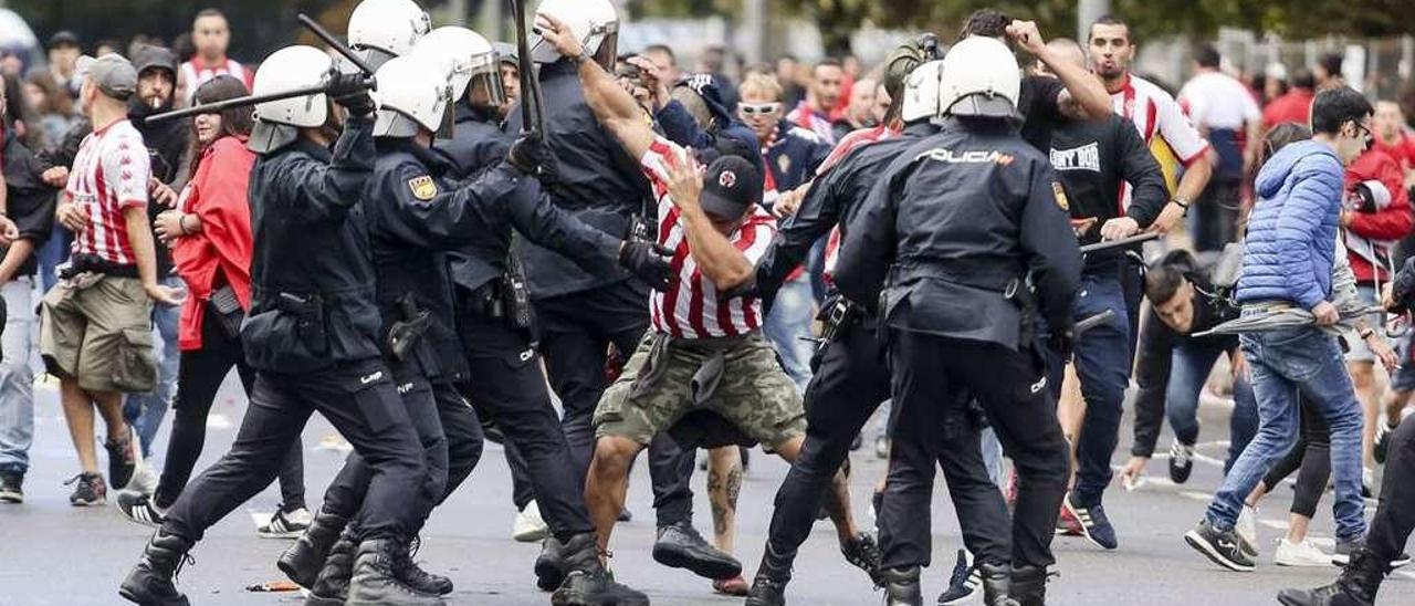 Disturbios entre radicales y Policía Nacional.