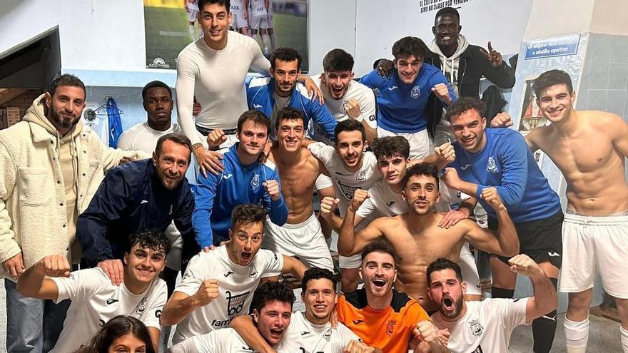 Los jugadores del Olímpic celebrando la victoria ante el Callosa.