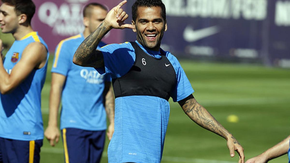 Alves vuelve con una sonrisa