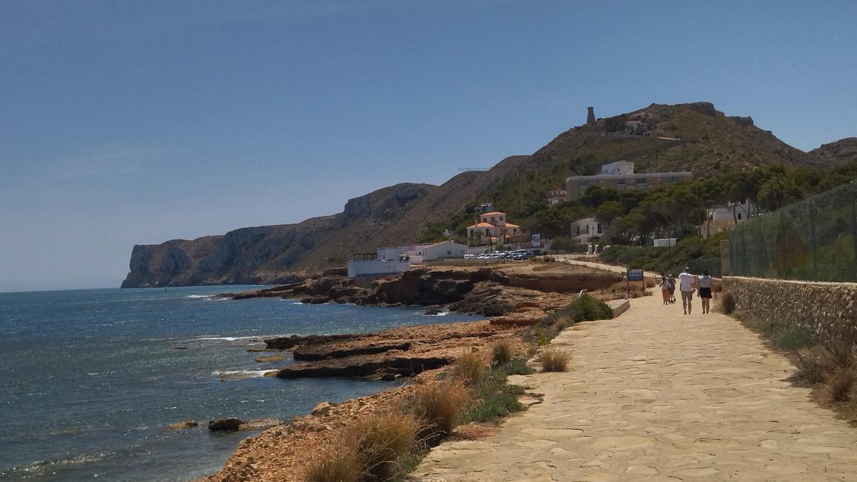 Les Rotes de Dénia recupera la bandera azul, pero no ya en el Trampolí, sino en la Punta Negra, donde ondeará por primera vez