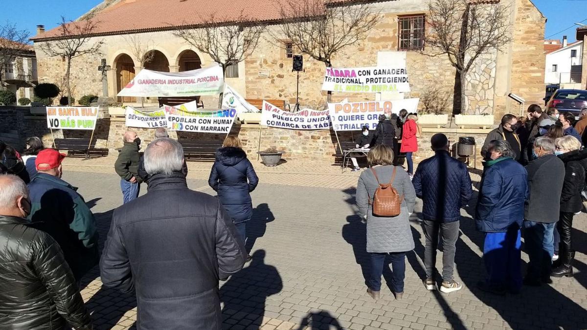 Pancartas colocadas en la Plaza Mayor de Faramontanos por los manifestantes de distintos pueblos. | A. B.