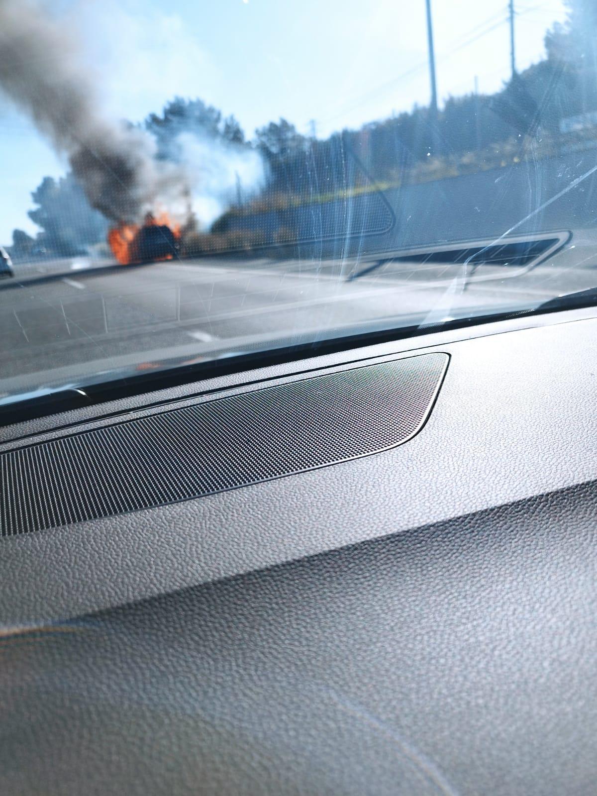 El coche que se han incendiado en la autopista de Llucmajor.