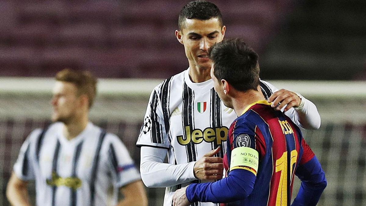 Cristiano Ronaldo y Leo Messi se saludan antes del inicio del encuentro. | REUTERS/ALBERT GEA