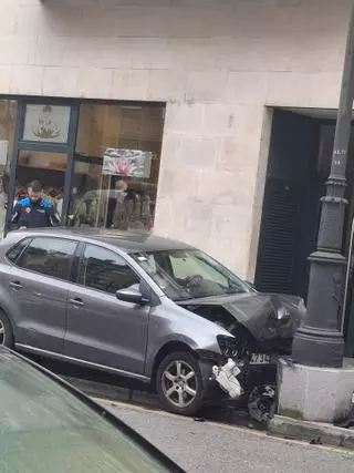 Un coche se lleva por delante un semáforo y acaba empotrado contra una farola en Oviedo