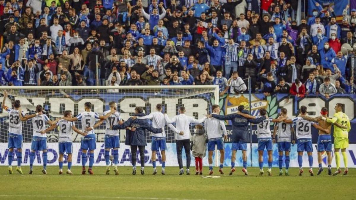 Unión entre la plantilla y la afición durante el partido frente a Las Palmas. | MÁLAGA CF