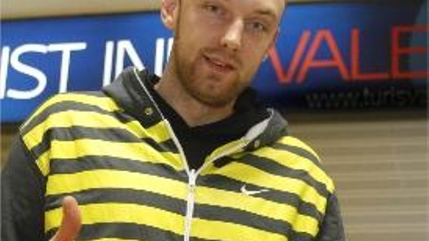 Pecherov, ayer, a su llegada al aeropuerto de Manises.