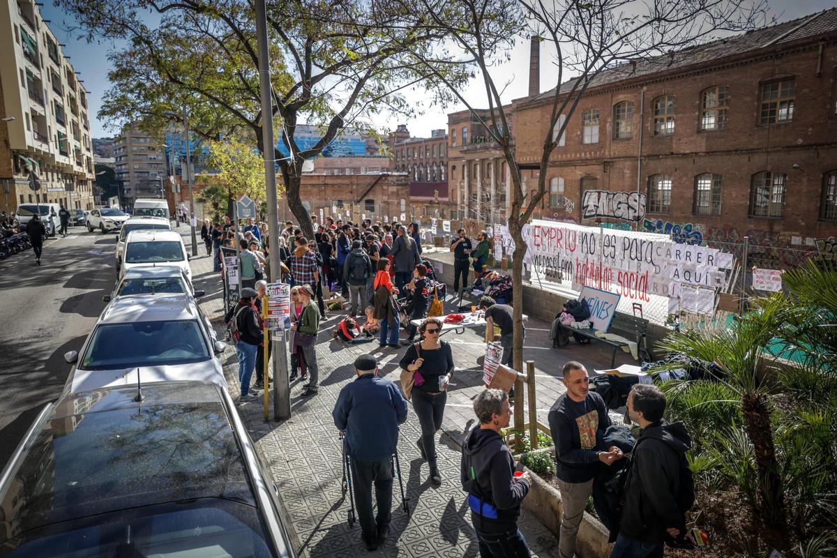 Concentración de los futuros vecinos de un bloque de viviendas de alquiler asequible pendientes de construir sobre un jardín de La Bordeta