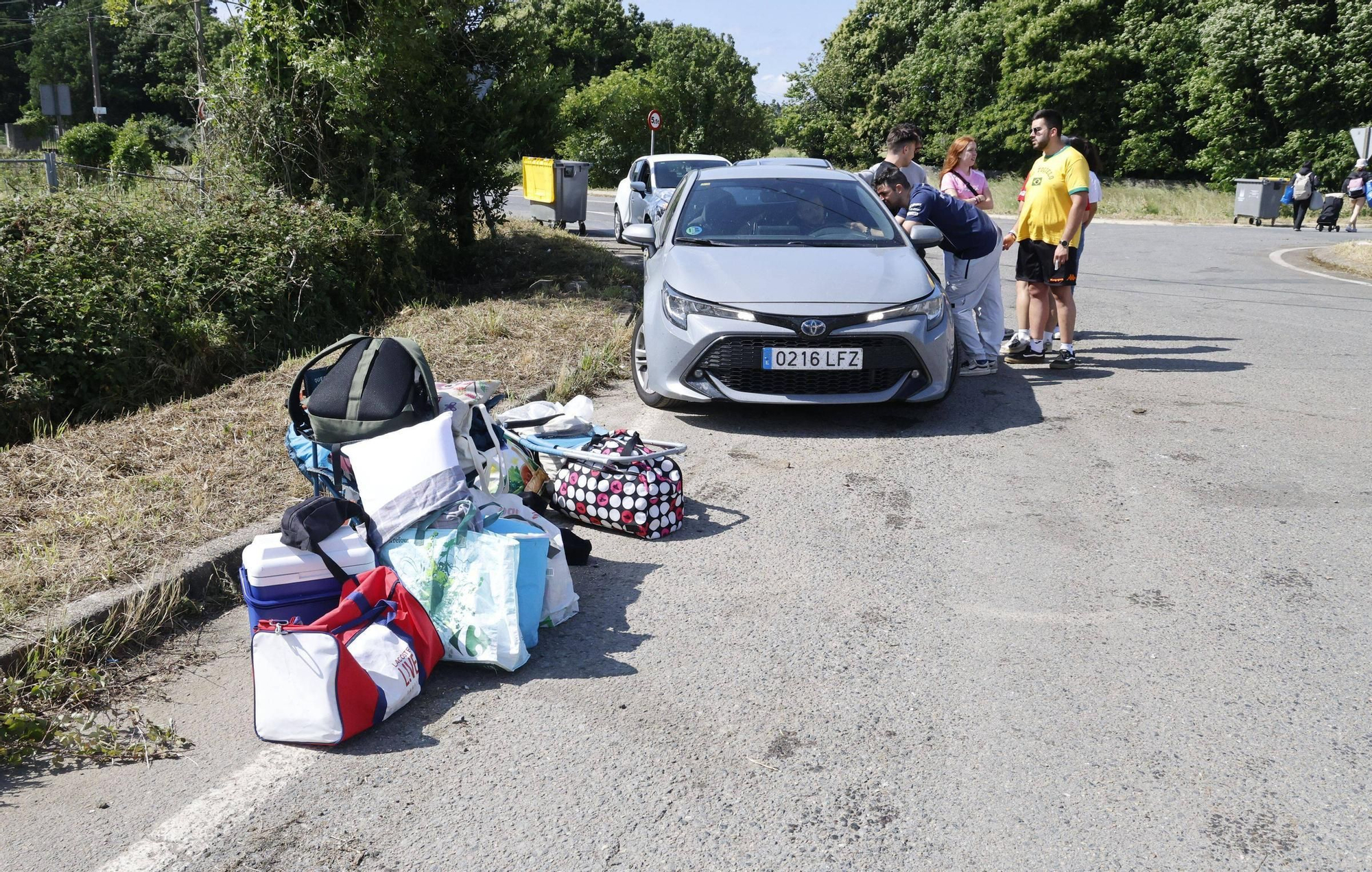 Vuelta a la realidad, paso a paso y mochila a cuestas: los campistas abandonan el Monte do Gozo