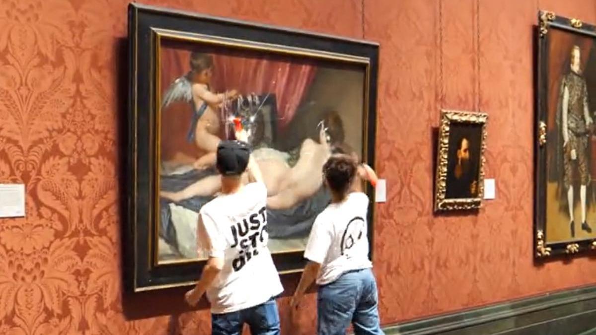 Momento en el que los activistas golpean el cristal protector del cuadro de Velázquez en la National Gallery de Londres.
