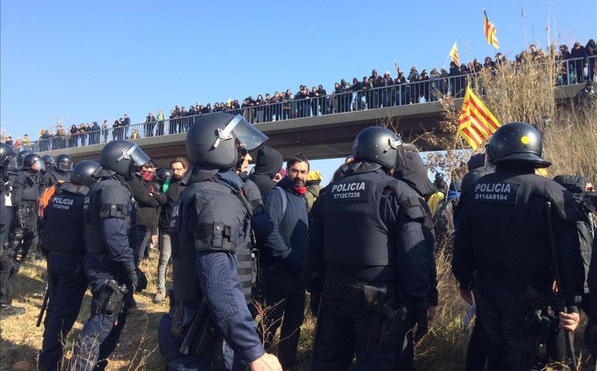 Manifestantes en Sant Julià de Ramis (Girona).