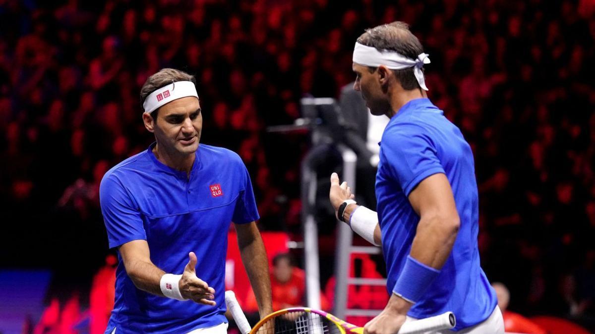 Roger Federer celebra un punto junto a Rafa Nadal, ayer, en la Copa Laver en Londres.