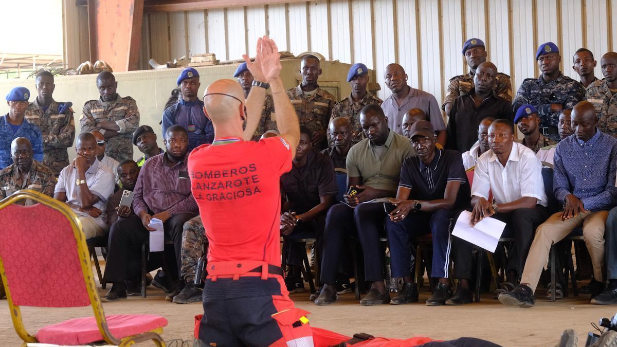 Gambia aprende a salvar vidas con acento canario: bomberos isleños forman a sus equipos de emergencia