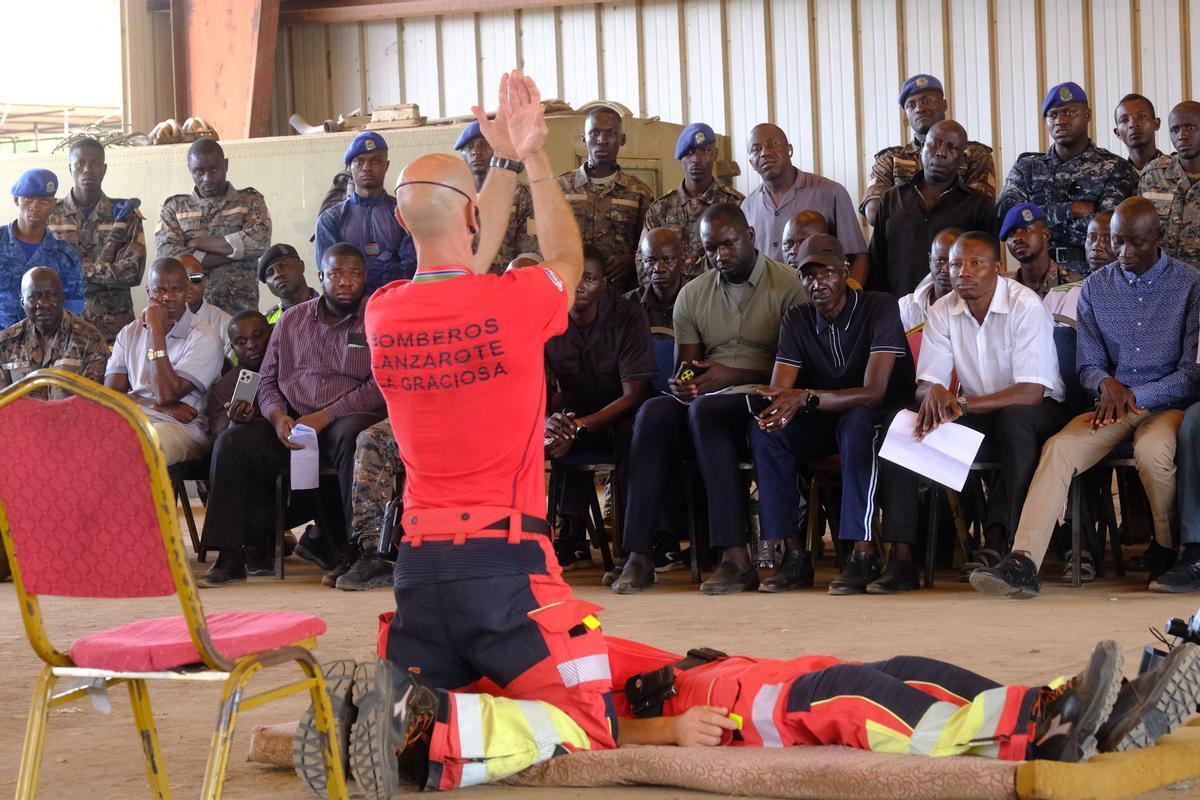 Bomberos de Lanzarote imparten un curso de primeros auxilios en Gambia