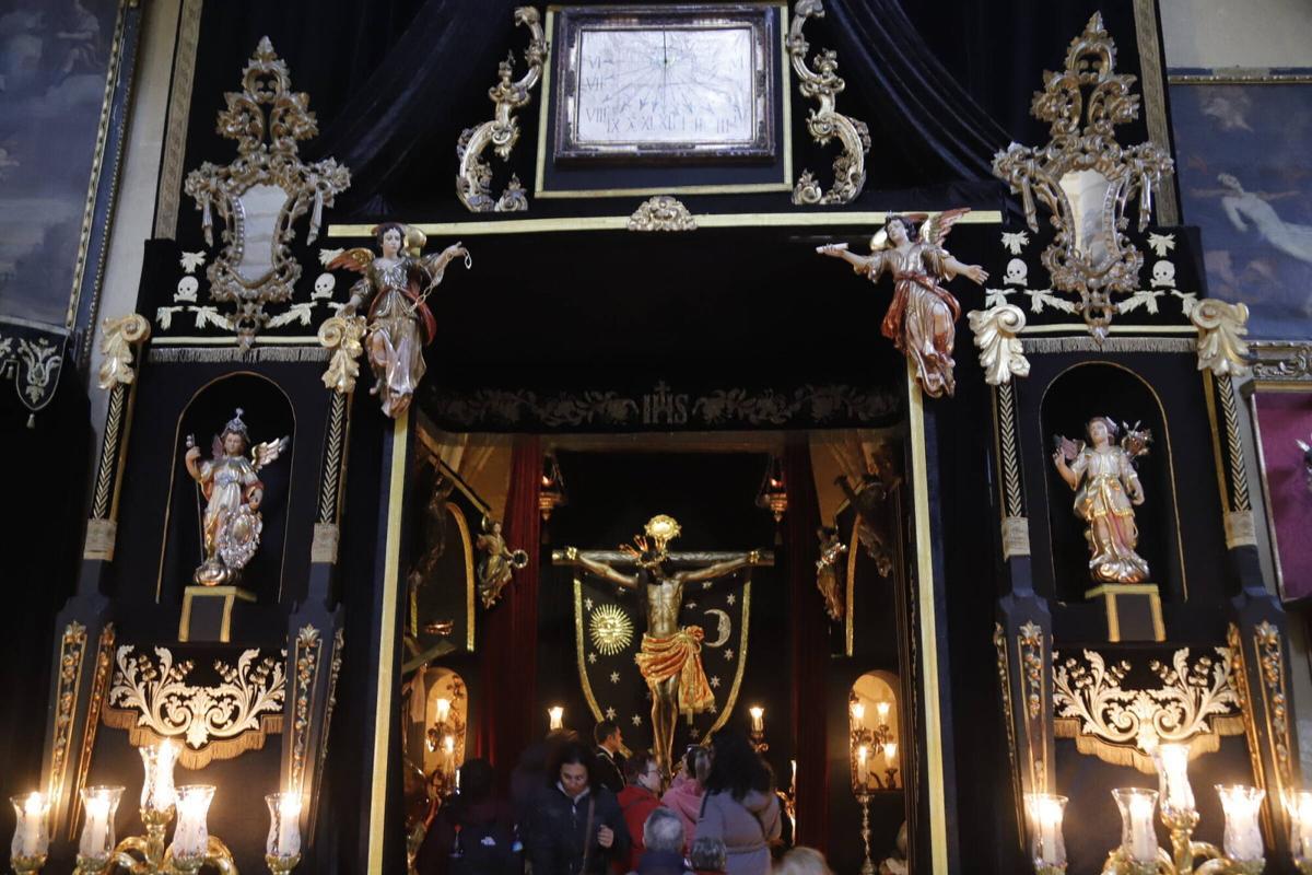 Devoción, besapiés y besamanos en el primer viernes de marzo en Córdoba, que ya huele a Semana Santa