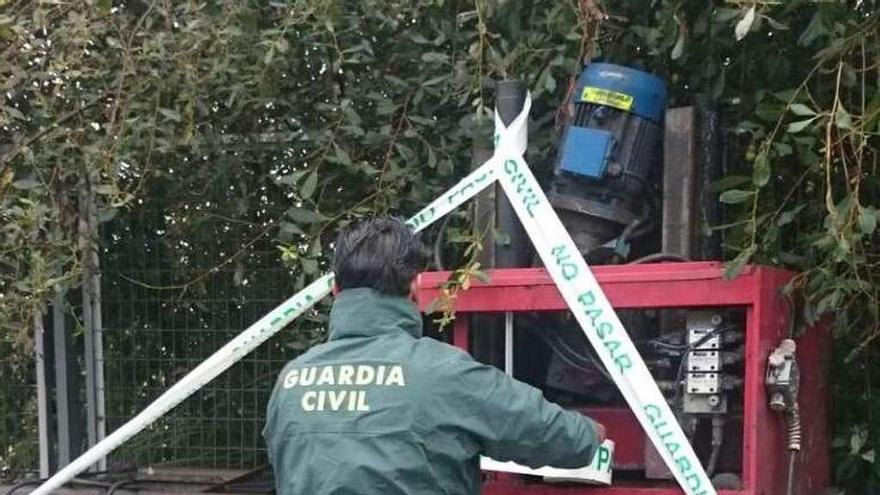 Un agente de la Guardia Civil durante el registro de la planta.